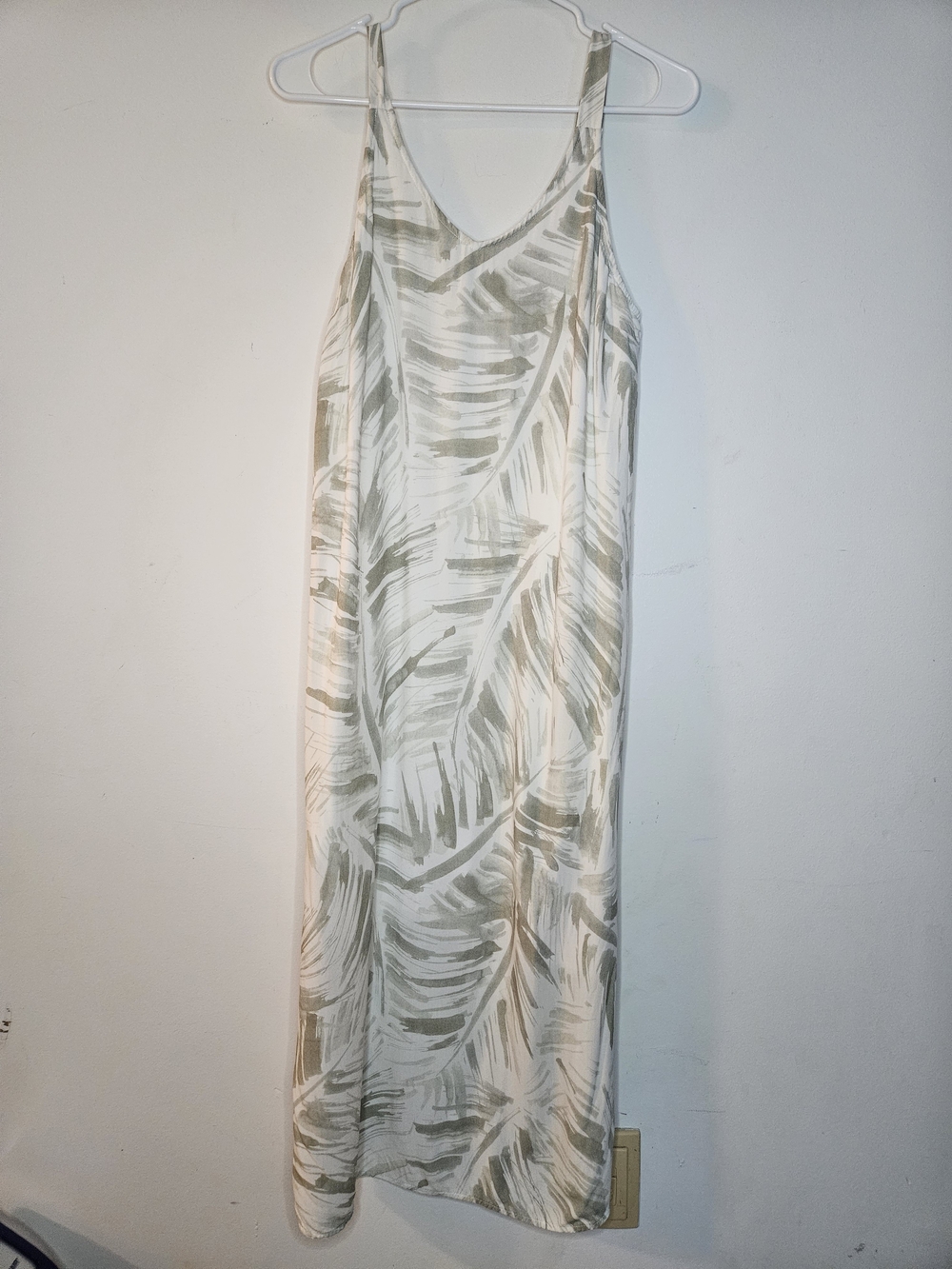 Sleeveless V-Neck Maxi Slip Dress in Beige Leaf Print